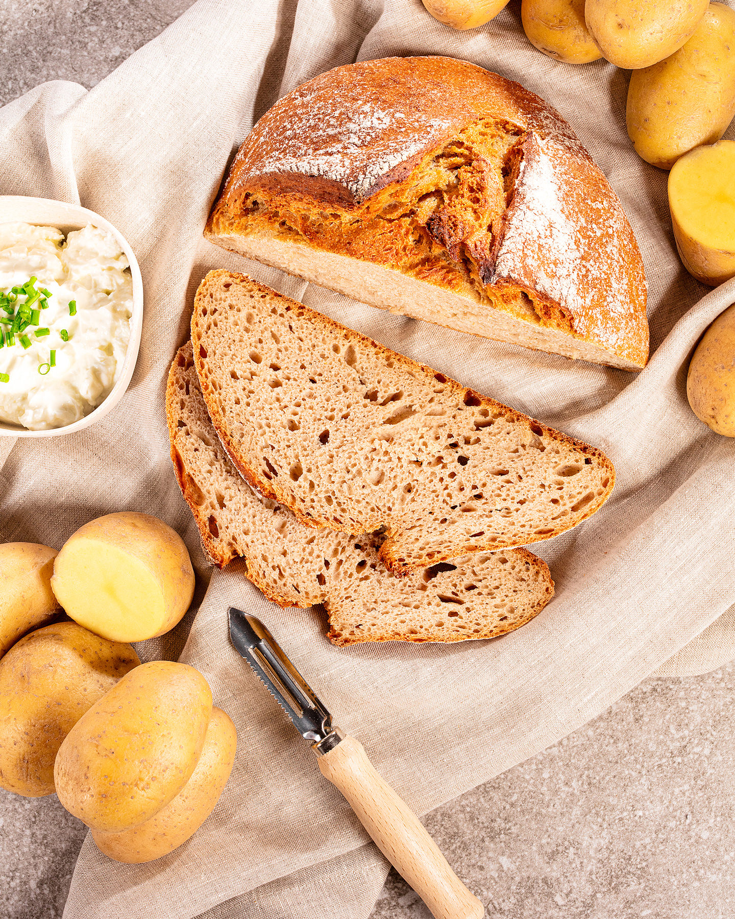 Kartoffelkruste saftig, fluffig, kross. Ein rundes Weizenmischbrot mit gekreuztem Einschnitt, der beim Backen für eine besonders knusprige Kruste sorgt. Die Krume jedoch ist weich, locker und feinporig. Durch die Kombination aus hausgemachtem Natursauerteig, Magerquark und Kartoffelmehl ist das Brot sehr saftig und bleibt besonders lange frisch.