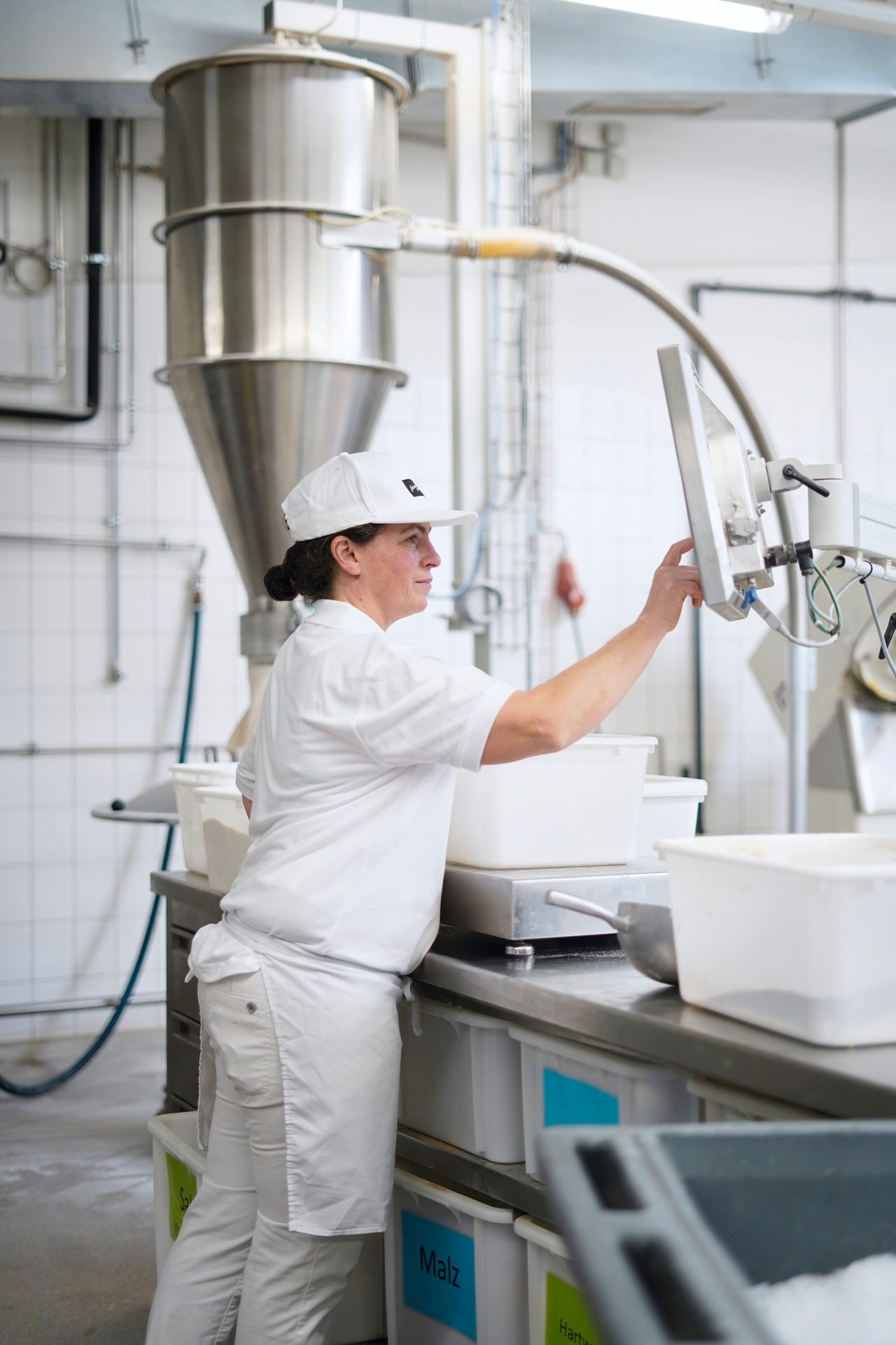 Tradition trifft Innovation. Unser Handwerk hat Geschichte – und Zukunft. Wir setzen moderne Technik dort ein, wo sie die Qualität verbessert und unseren Bäcker:innen die Arbeit erleichtert. So bleibt mehr Zeit für das, was wirklich zählt: echtes handwerkliches Können. 