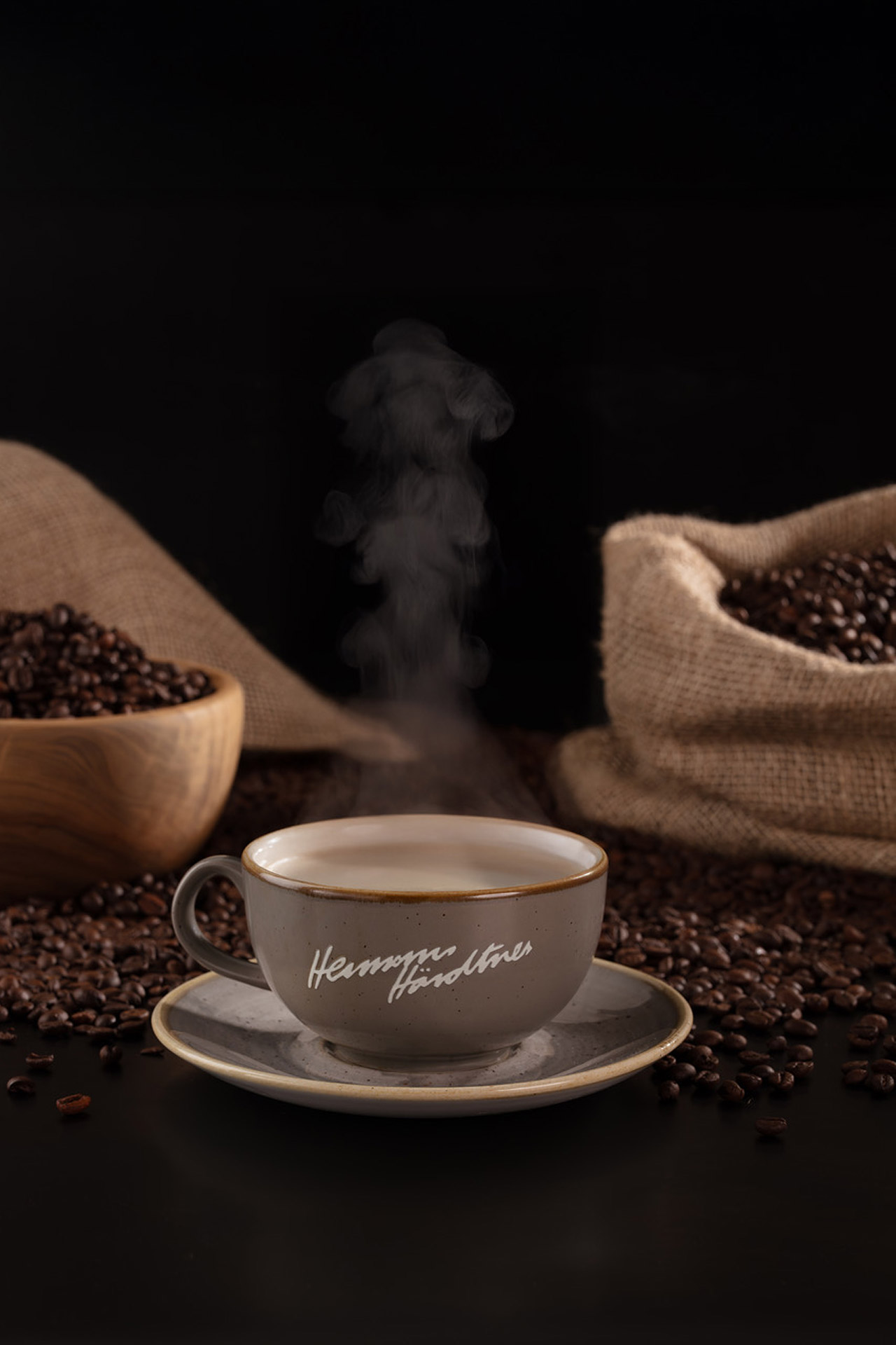 Neue Kaffeebohne aus Florenz - jetzt in unseren Kaffeespezialitäten! Backstube Härdtner trifft auf Rösterei Mokaflor: Zwei Familienbetriebe in dritter Generation, die wissen, worauf es ankommt - Handwerk, Qualität und Leidenschaft fürs Produkt. In der traditionsreichen Rösterei von Familie Bernini haben wir unsere neue Kaffeebohne gefunden - und was für eine! Vollmundig, aromatisch und mit typisch italienischer Note, die jeden Schluck zum Genussmoment macht.  Handgeröstet, mit Sorgfalt ausgewählt und bei uns frisch zubereitet.